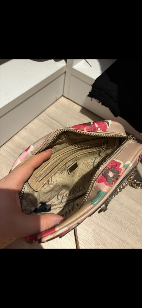 Дамска чанта Guess