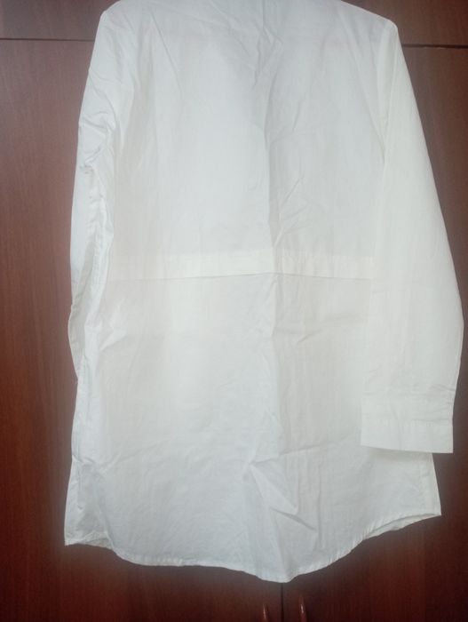 Oq kostyum kiyilmagan