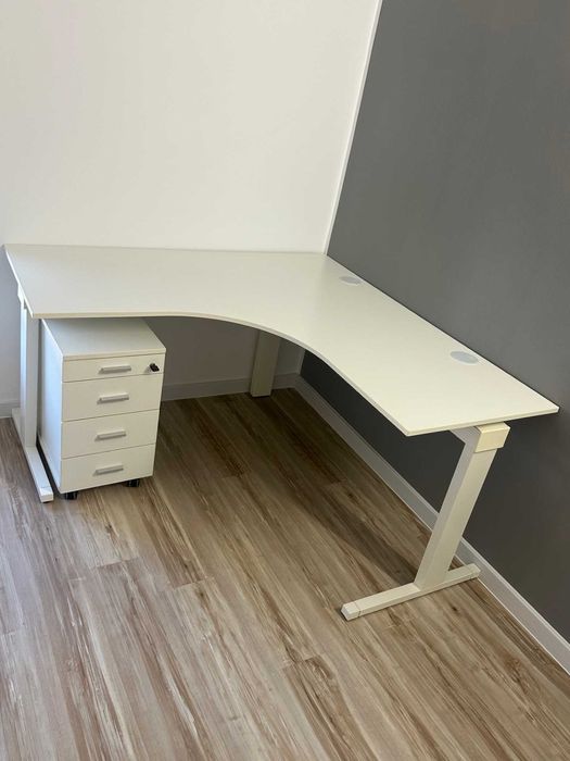 birou premium 140x140cm marca Techo cadru aluminiu blat pal alb