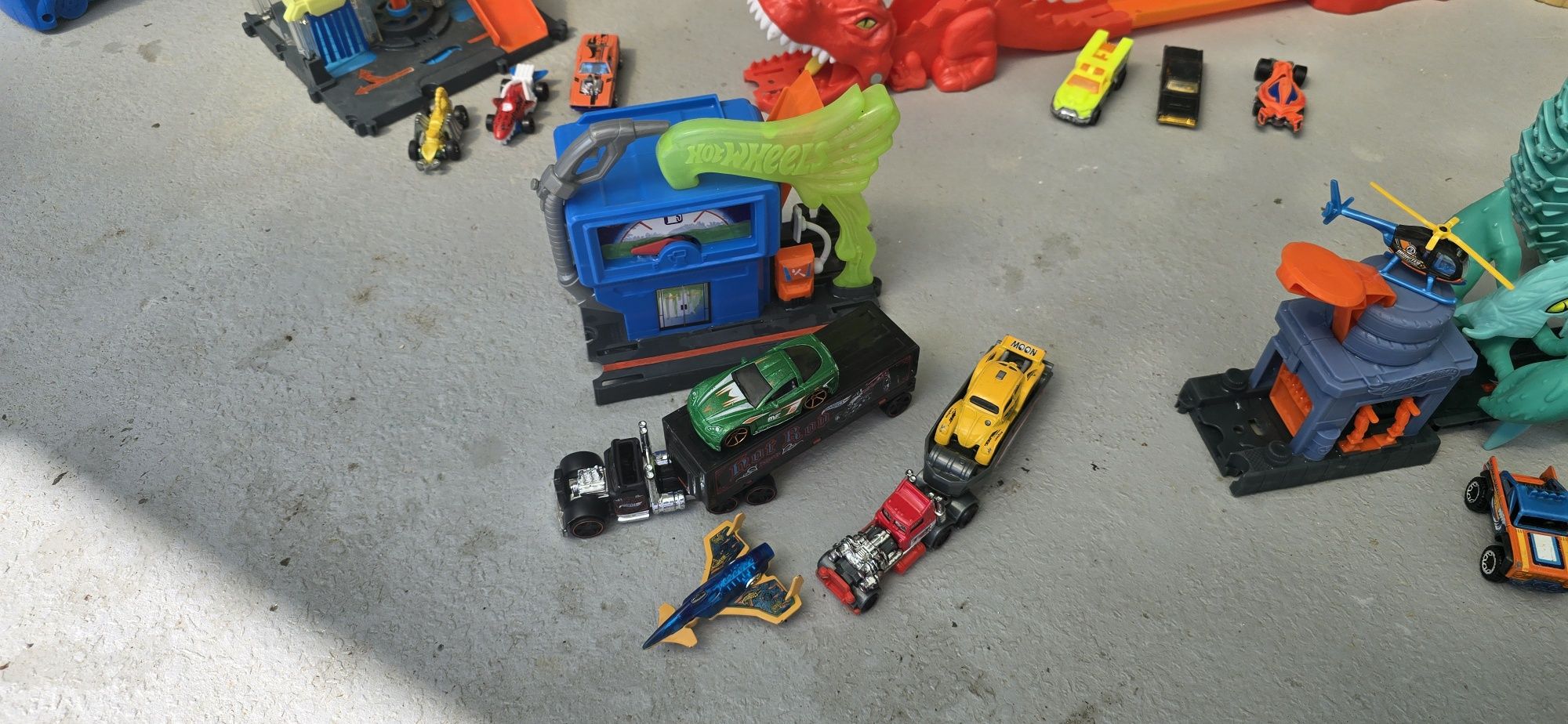 Колекция Hot Wheels – писти, чудовища и над 50 колички