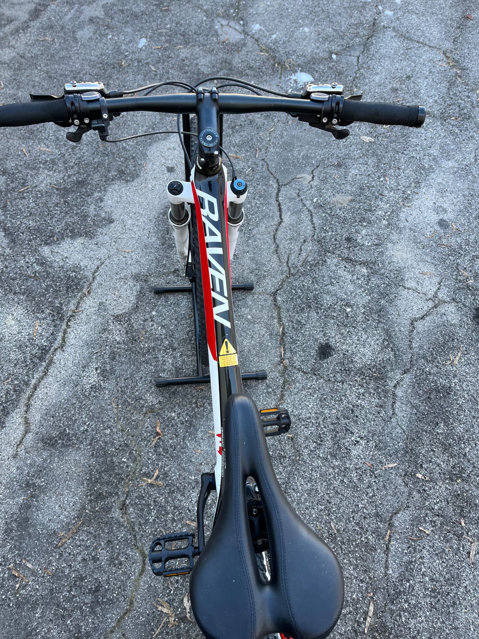Vând bicicleta de carbon Focus