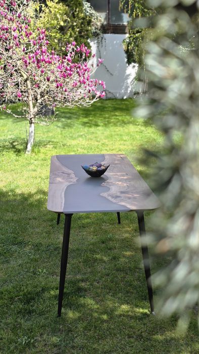 Masă dining unică - Blat din lemn cu rășină epoxidică și picior metali