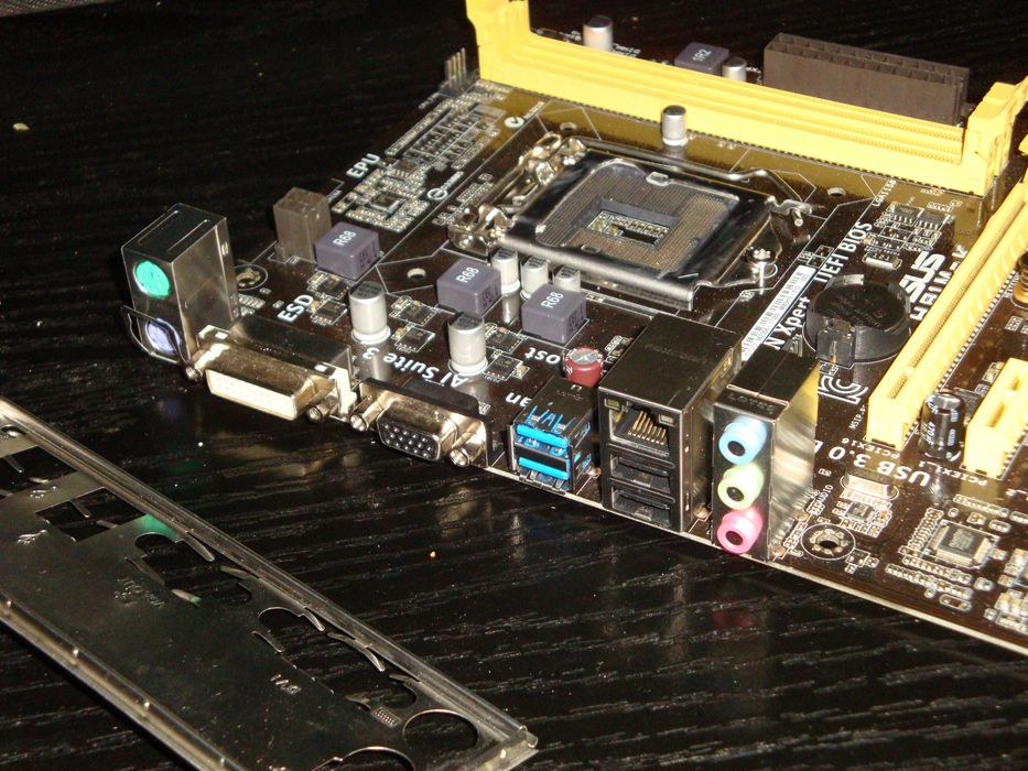 Placa de baza Asus H81M-k sk 1150 pt i5 / i7 / i3 DDR3 VGA DVI USB 3.0