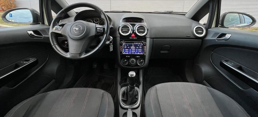 Vand Opel Corsa 1.4L Pachet Sport fabricatie 2012 impecabila urgent