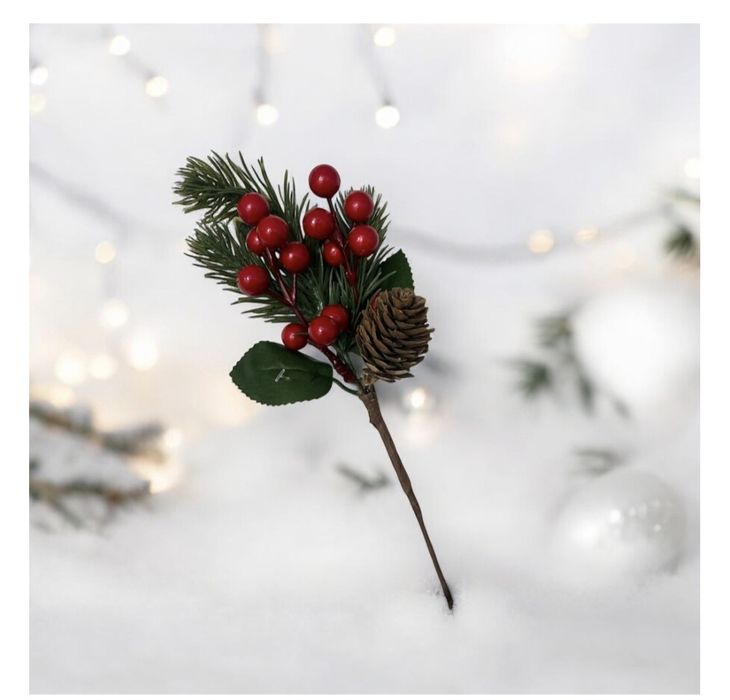 Новогодние ветки, декоративные украшения.