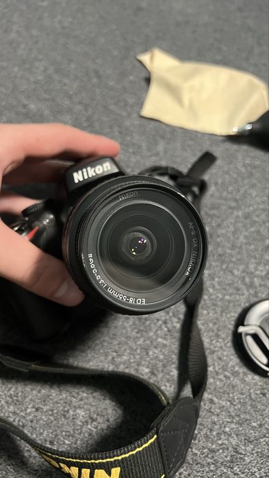 Фотоапарат Nikon D5100 с обектив 18-55мм с батериен грип и две батерии