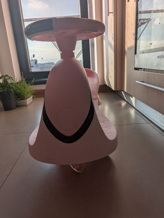 Mașinuță fara pedale cu lumini și sunete