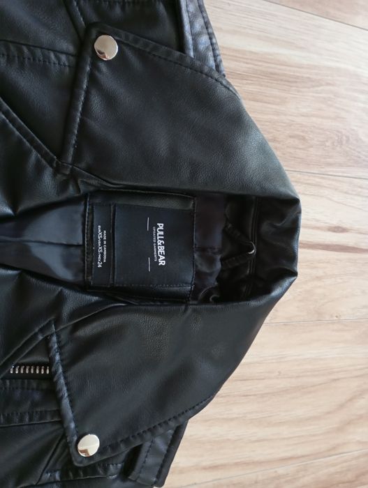 Късо кожено яке pull and bear, XS размер с леки забележки