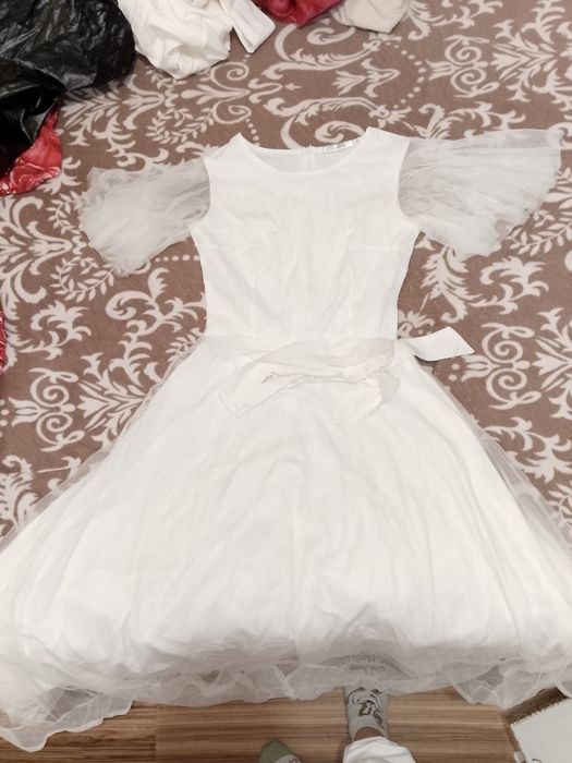 Платье белое с поясом