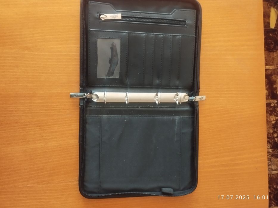 Продавам стилна папка и плътни джобове А 5