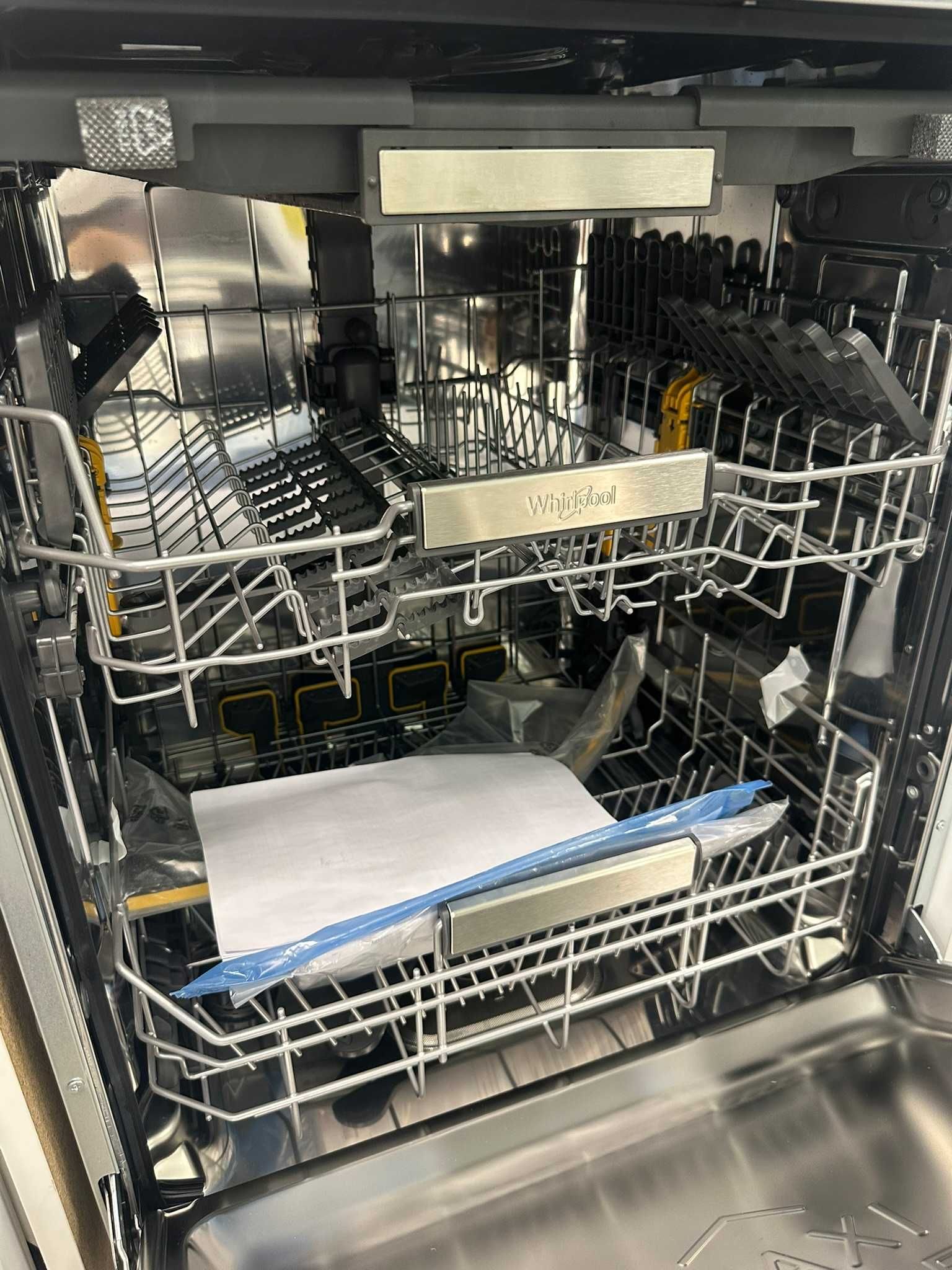 Съдомиялна машина Whirlpool W7IHP40L 15/ 10 програми 3-то отделение