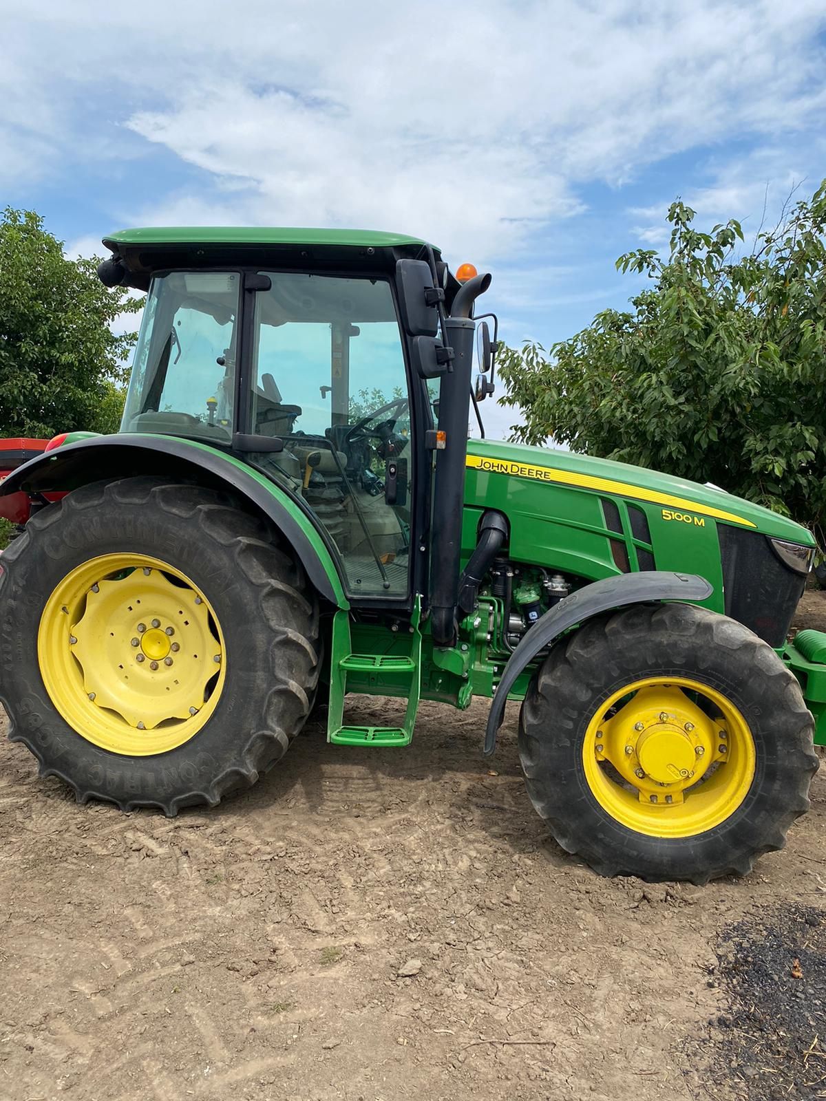 Vând tractor John Deere 5100M