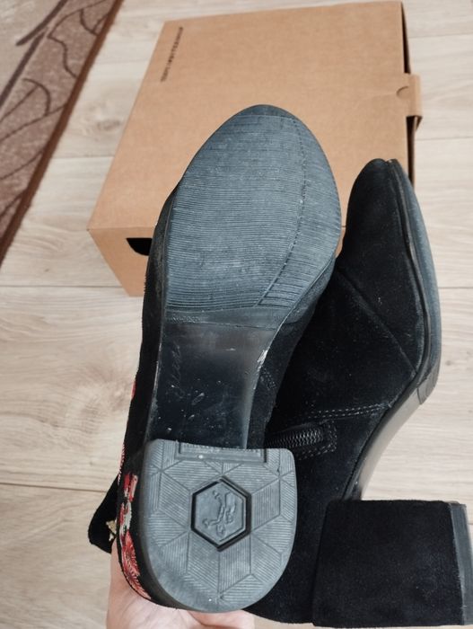 Симпатични боти от естествен велур, с бродерия, Stradivarius