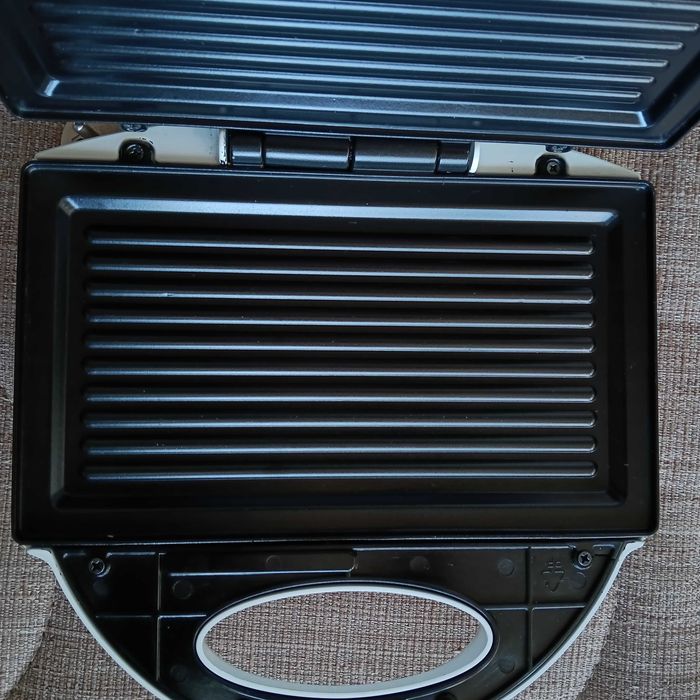 Сандвич-тостер преса Crown 750W, грил плоча, незалепващо покритие