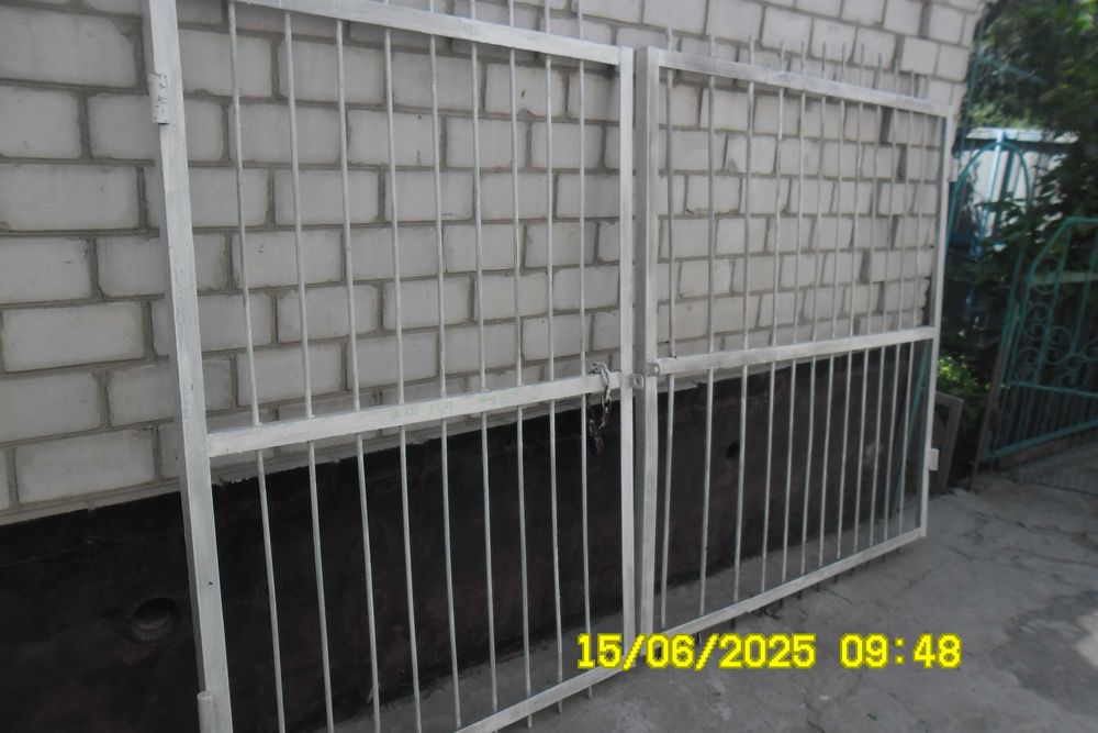 Продам:срочно навесные металлические ворота не дорого и бачок.