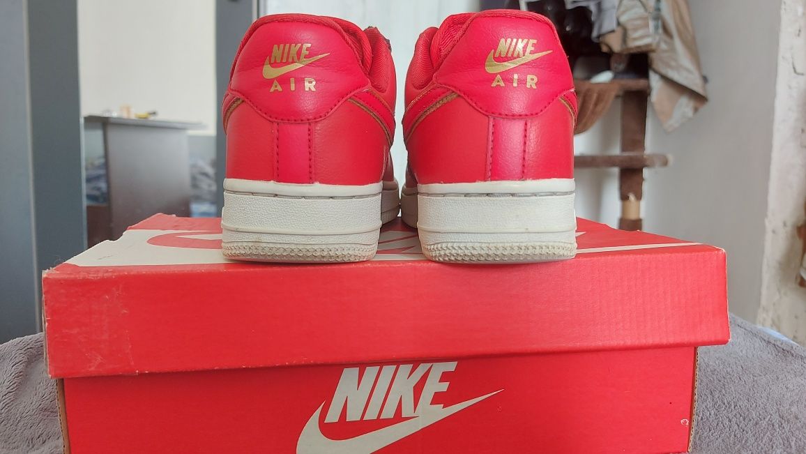 Дамски маратонки NIKE AIR FORCE 1