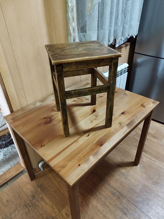 Кухонный стол с табуретами