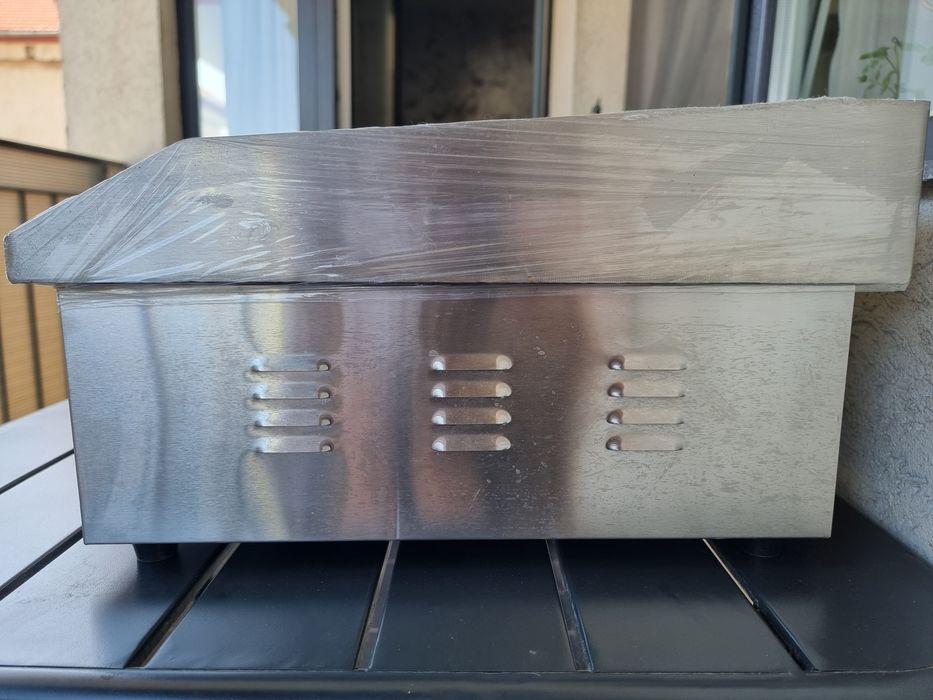 Gratar electric din fonta si otel inoxidabil + masa metalica
