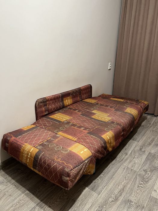 Диван с подушками