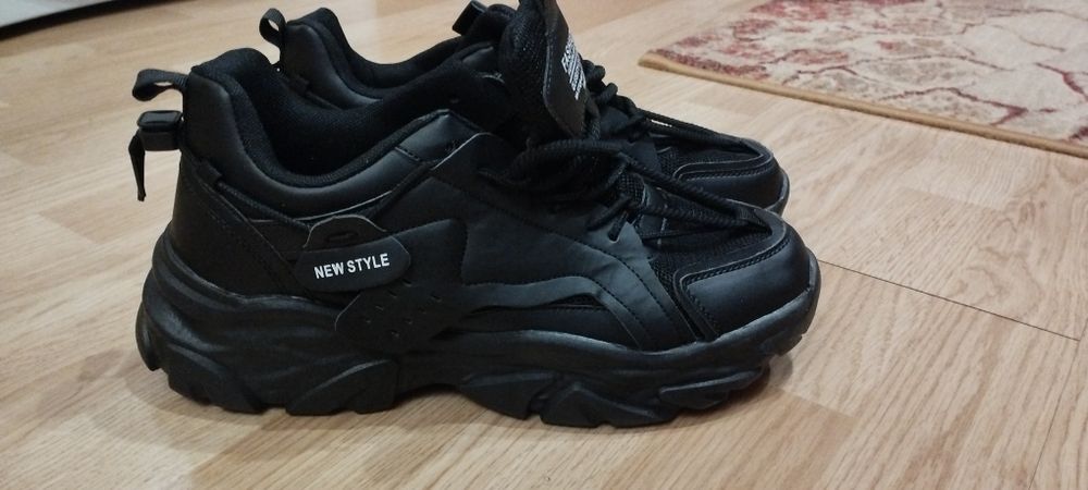 Нови черни маратонки