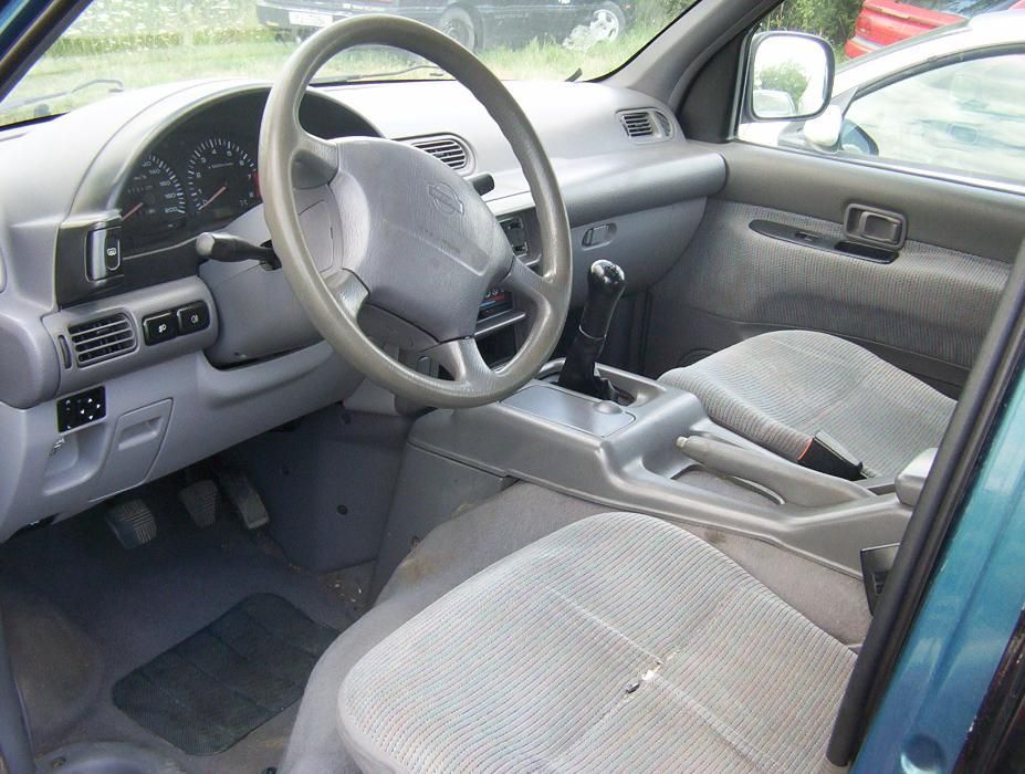 Продавам Nissan Serena 1.6 на части.