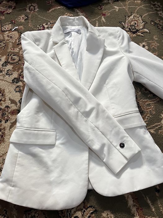 пиджак блеого цвета