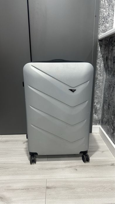 Продам чемодан на 100л