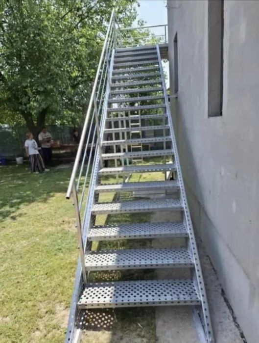 Scari zincate pentru exterior și interior