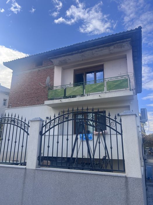 Етаж от къща с дворно място