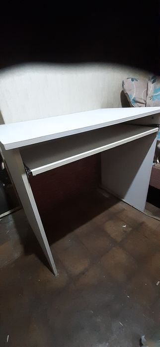 Бяло бюро с плот за клавиатура