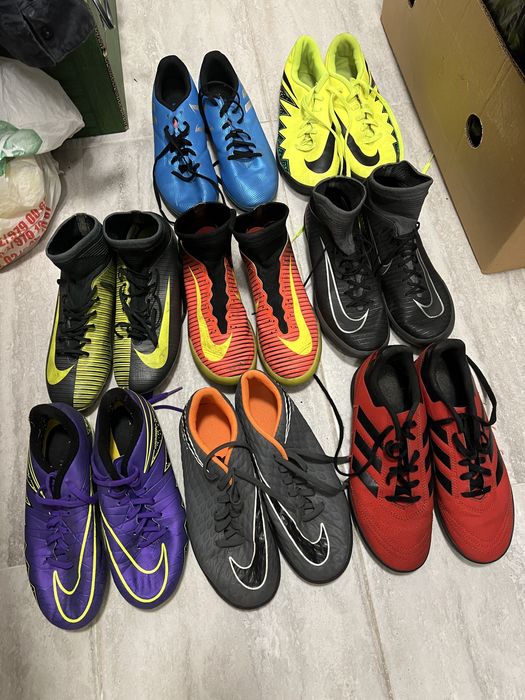 Футболни стоножки и бутонки