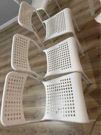 Продам белые стулья новые