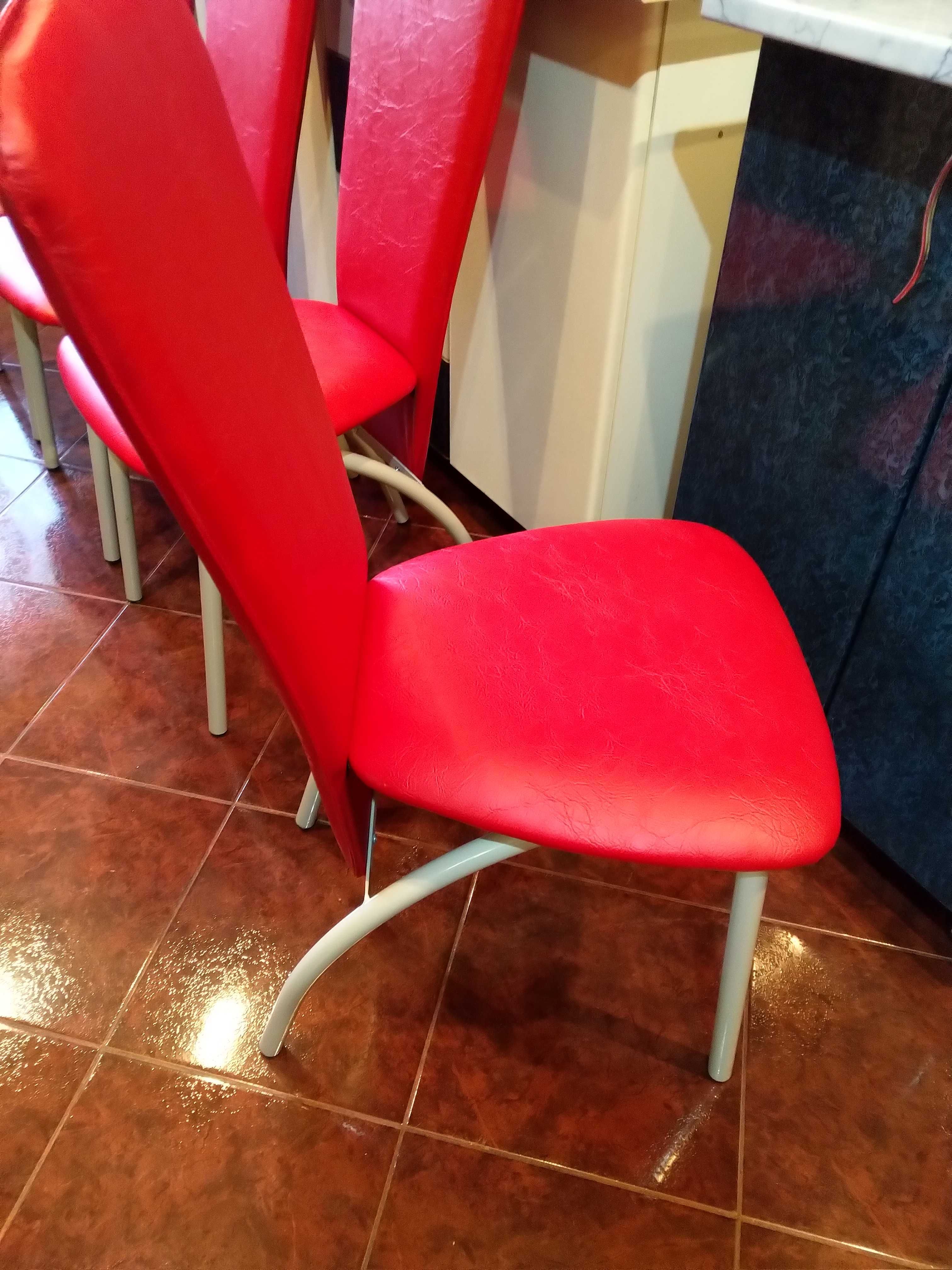 Vând 2 scaune Noi, pentru bucătărie sau sufragerie.Preț 250 buc.