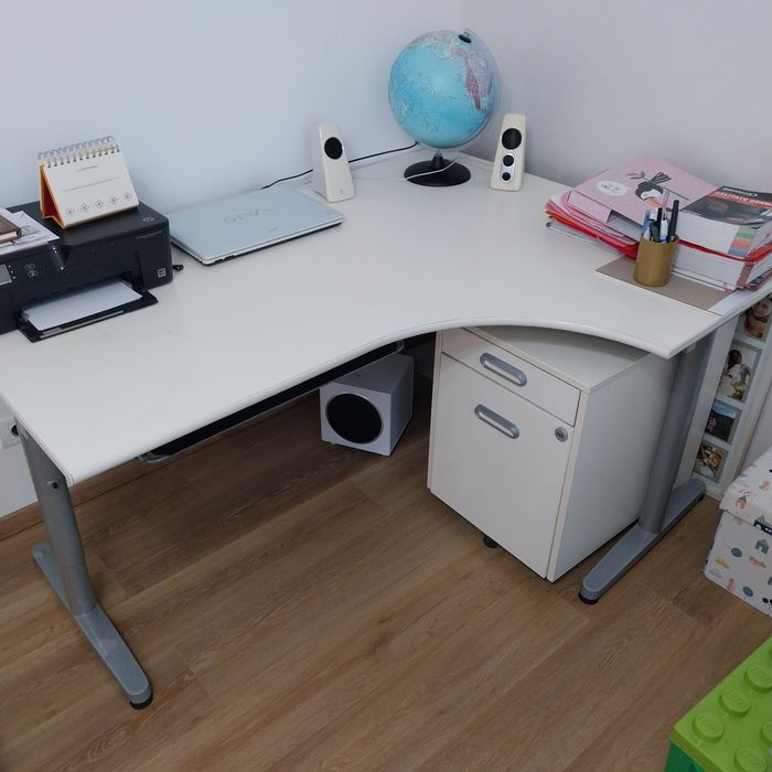 Birou alb ce se poate regla pe inaltime