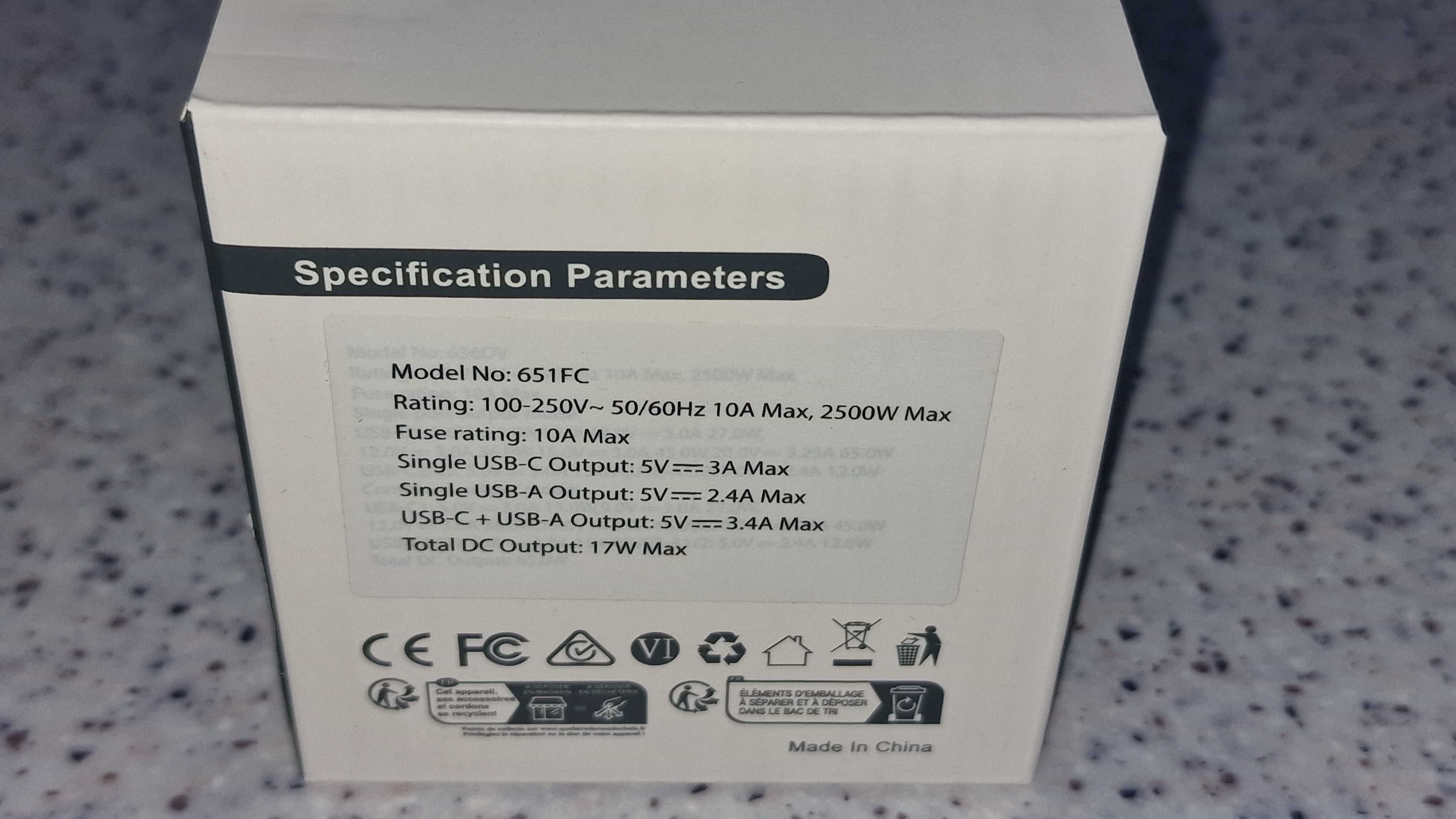 Adaptor priza international Tessan 633FC, 3xUSB-A 2.4A 1xUSB-C 3A