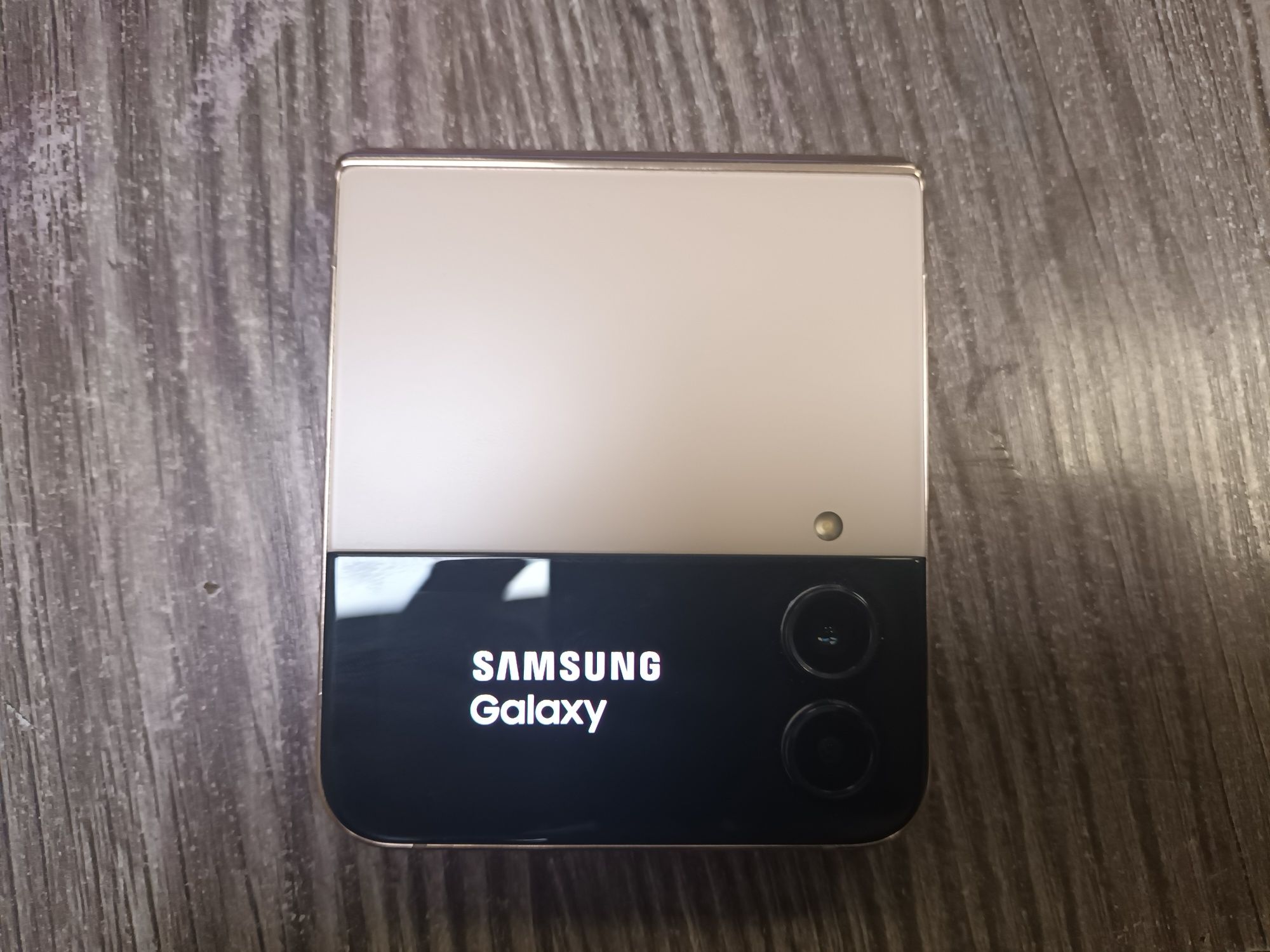 Samsung Galaxy Z Flip 4 / 128GB  8GB RAM