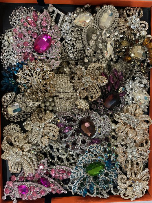 Продам бусины броши за все 5000т