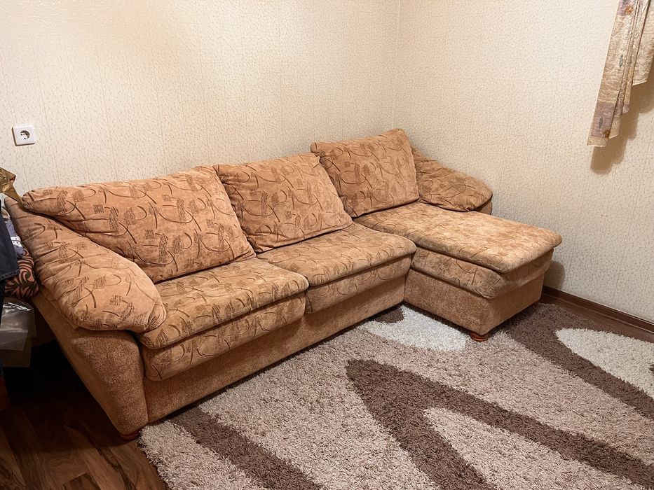 Угловой диван бежевый