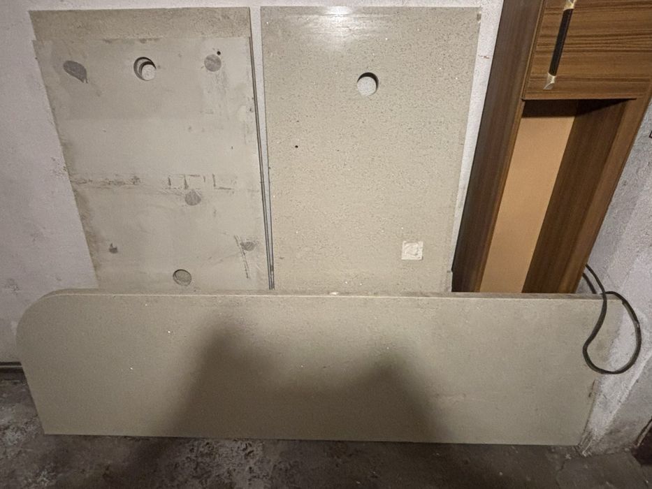 Плот с гръб от гранит