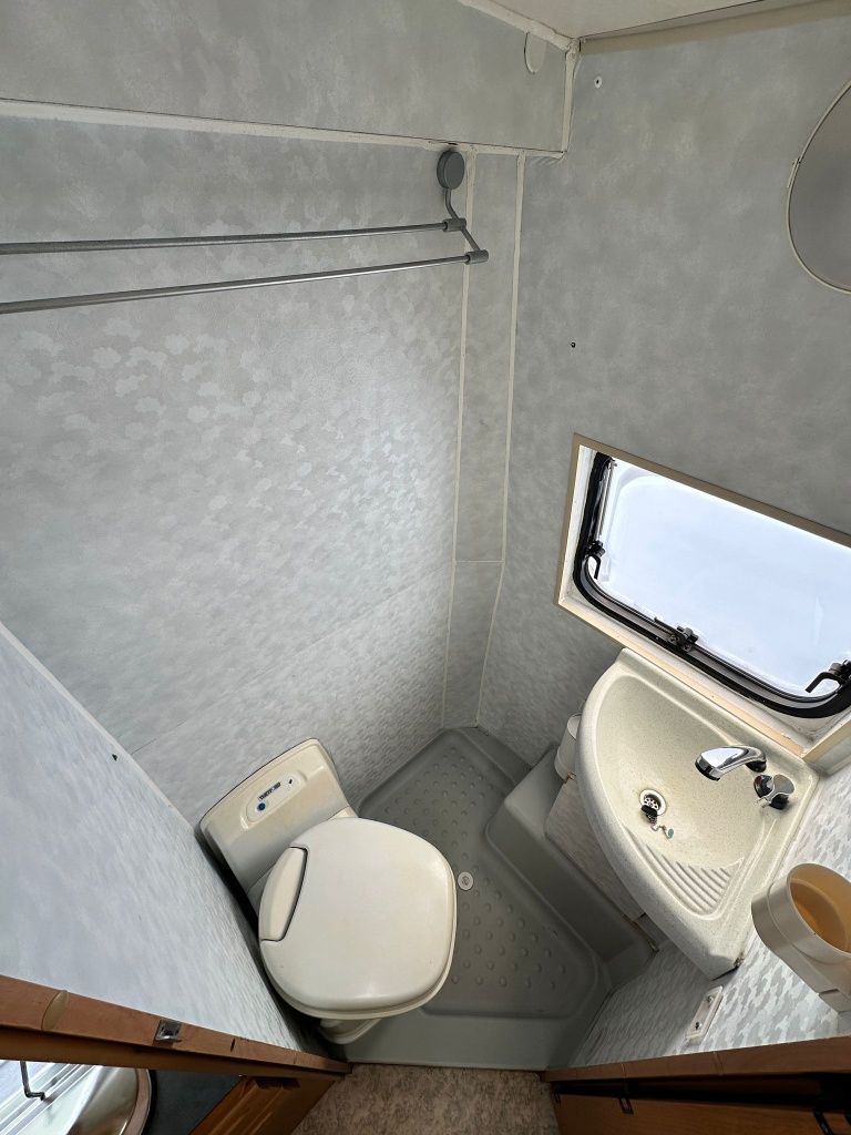 Camper autorulota Adria 4 locuri dormit 4 locuri în mers