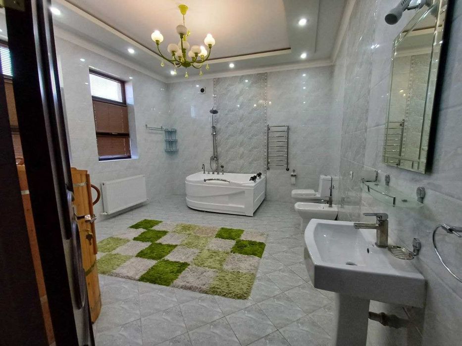 Продаю евро-дом
Бадамзар
6 соток
8 комнат. 
700 м2