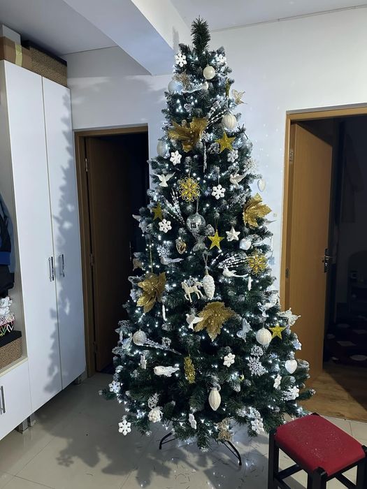 Brad artificial verde cu vârfuri albe