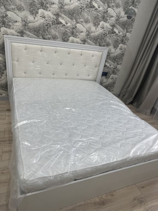Продам кровать с матрасом Новый
