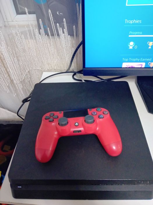 Плейстейшън 4 със игри и джойстик