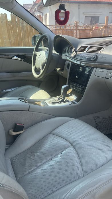 Mercedes-Benz E-Class W211