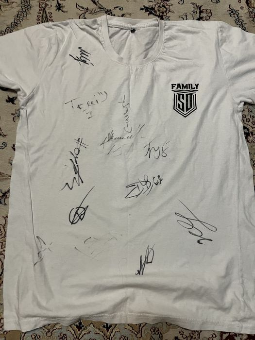 футболка с росписями всех футбалистов Сд фемели