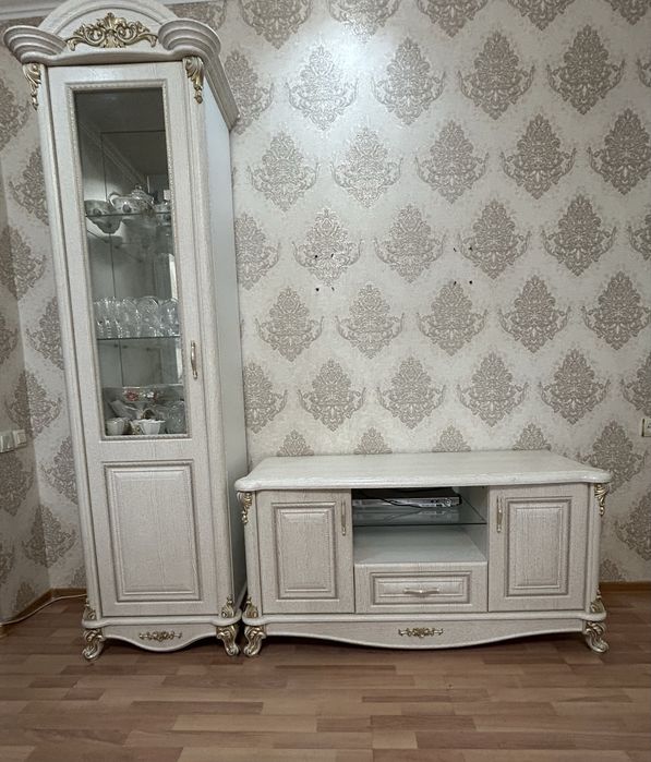 Шифоньер и тв подставка тумба в гостиной