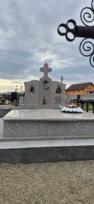 Monumente funerare