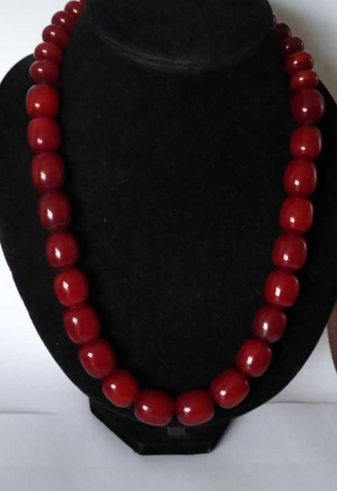 Colier,model Crescent, bachelită culoare bordo, simili chihlimbar