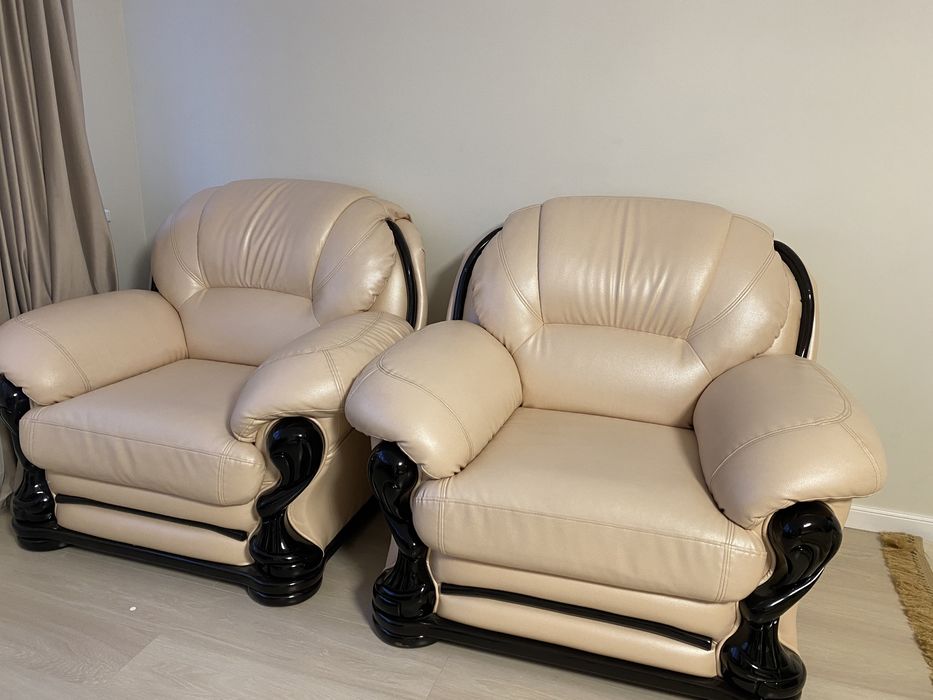 Диван кожаный с двумя креслами в отличном состоянии.